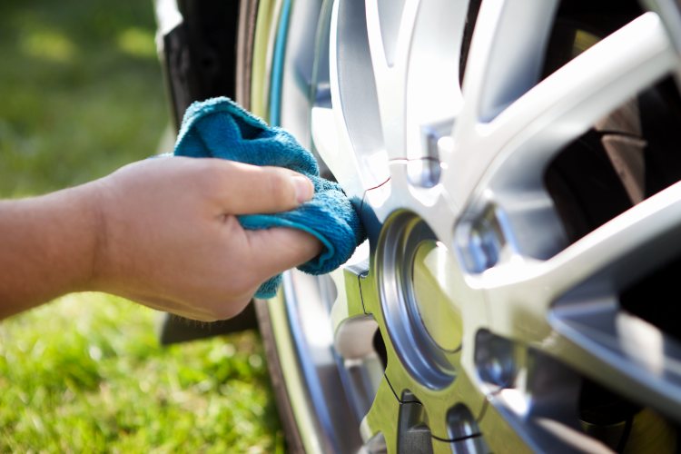 mycie felg jako element dbania o wizerunek czystego i zadbanego pojazdu