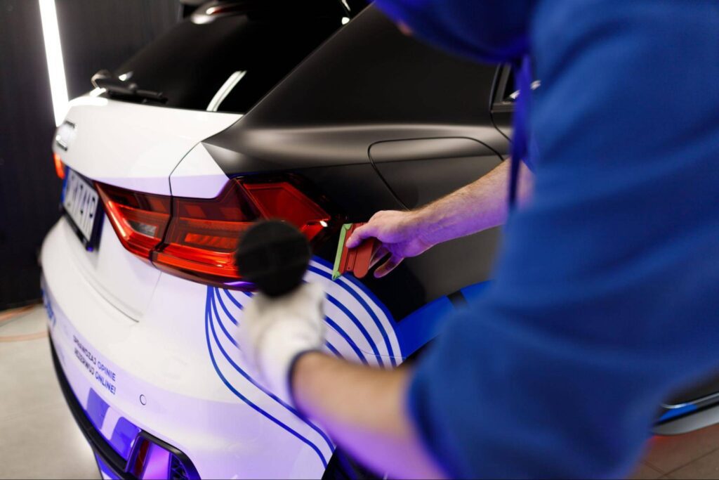 Kiedy warto zainwestować w reklamę na samochodach firmowych? 