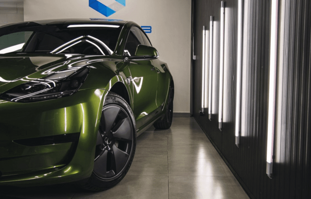 Zmiana koloru auta folią – ile to kosztuje i czy to lepsze niż lakierowanie? 