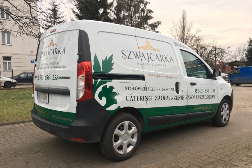 Naklejki wycinane i naklejane na samochód, wykonanie reklamy auta